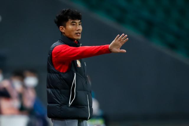 郑智不满裁判判罚染黄 收获执教生涯首个积分